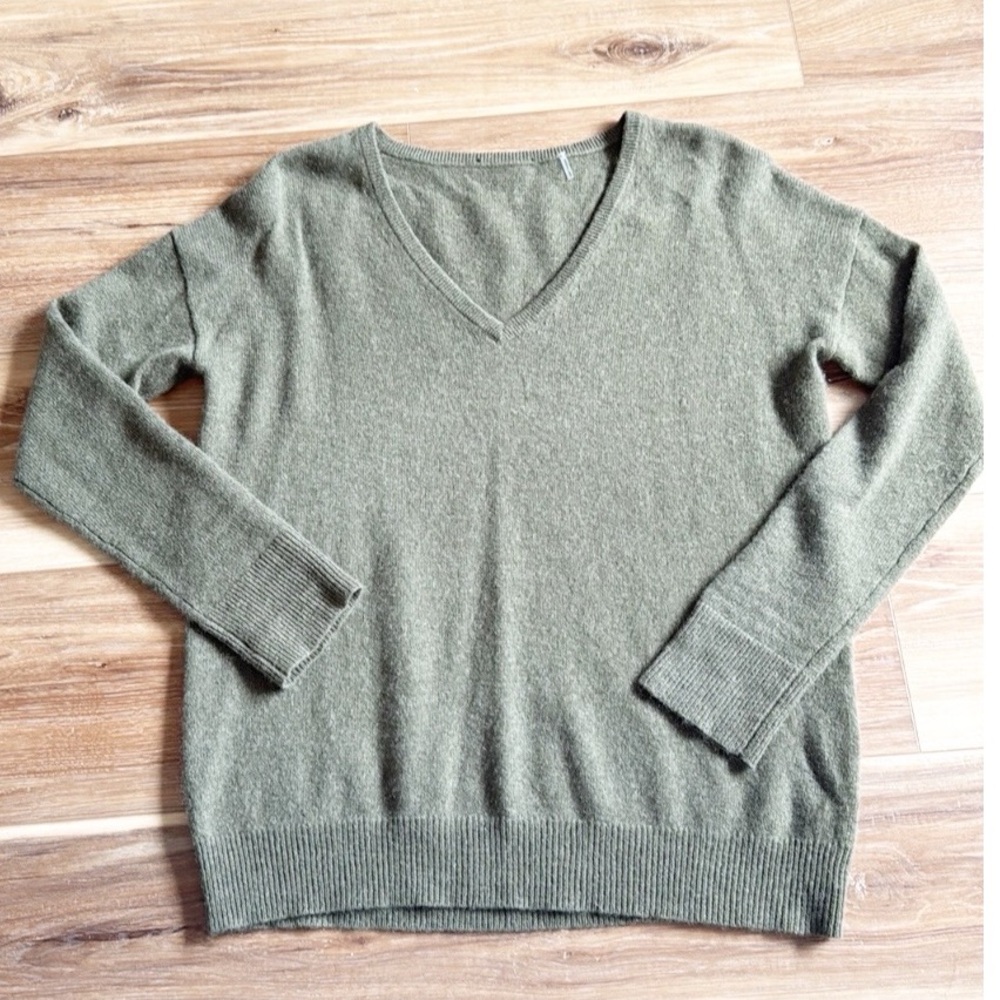100% Cashmere Olive Green V-Neck Women's Sweater - Picture 15 of 16
